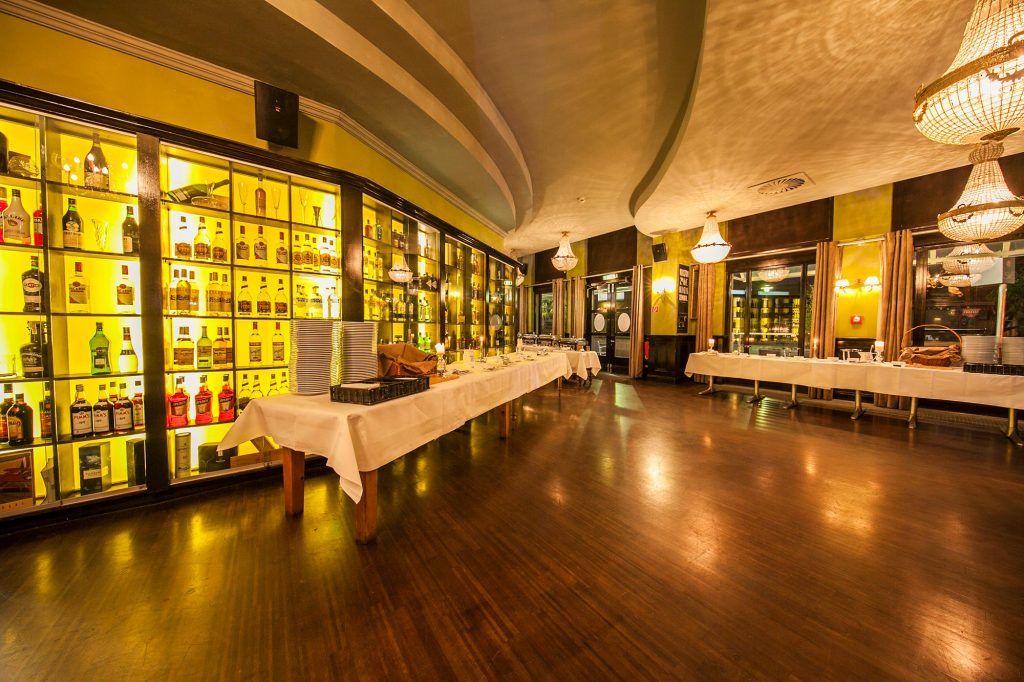 Hudsons metropolitan bar-dining